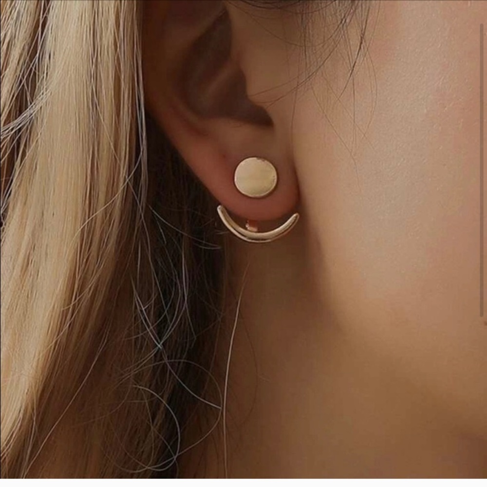 Disc Detail Stud Earrings!